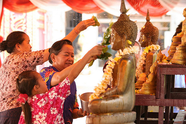 Lễ hội Songkran với nghi thức tắm phật