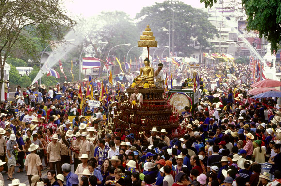 Lễ hội Songkran thu hút du khách trong và ngoài nước tham gia