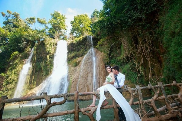 Các đôi chụp ảnh cưới ở thác Dải Yếm