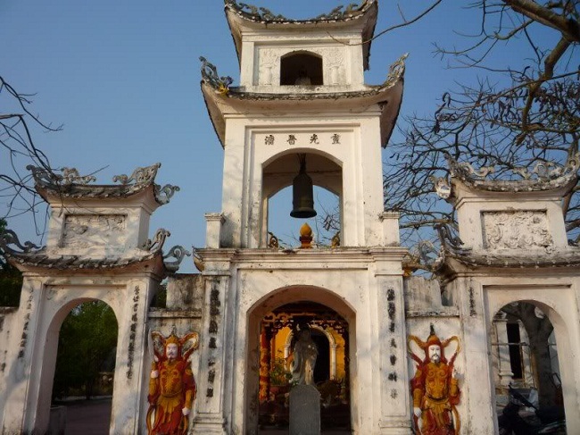 Cổng chùa Quan Lạn