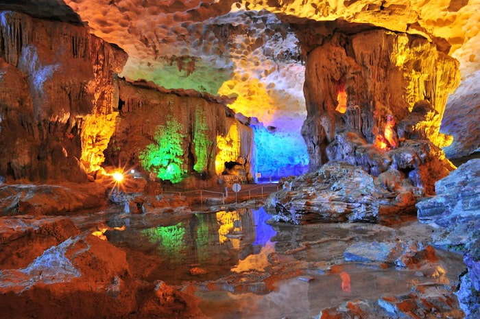 Một trong những hang động nổi tiếng và đẹp nhất tại quần thể Vịnh Hạ Long đó là hang Sửng Sốt